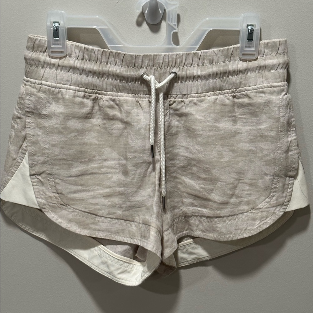 Athleta Women’s Workout Shorts Cream Camouflage Size 2